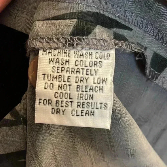 Tommy Bahama Men’s XL Silk Gray & Black Short Sleeve Hawaiian Shirt - Picture 7 of 7